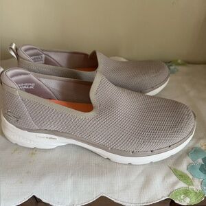 Skechers size 8.5 Gray Go Walk Lightweight Sneakers WIDE fit